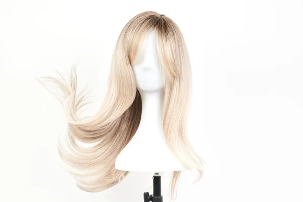 Natürliche Blonde Perücke Auf Weißem Schaufensterpuppenkopf Lange Haare Auf Dem — Stockfoto