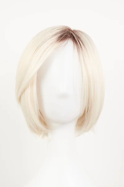 Natürlich Aussehende Blonde Perücke Auf Weißem Schaufensterpuppenkopf Kurzhaarschnitt Perückenhalter Aus — Stockfoto