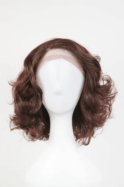 Natural Looking Dark Brunet Wig White Mannequin Head Middle Length — Stock Photo, Image