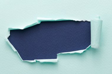 Yırtık kenarlı yırtık kağıt çerçevesi. Metni kopyalamak için pencere mavi renkler, not defteri sayfalarının parçaları. Soyut arka gruplandırma