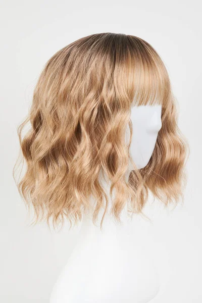 Natürlich Aussehende Blonde Perücke Auf Weißem Schaufensterpuppenkopf Mittellanger Haarschnitt Perückenhalter — Stockfoto
