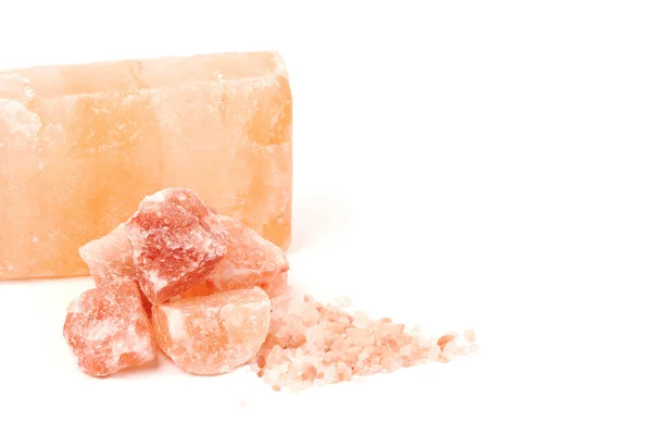 チップヒマラヤ塩の石 クリスタル 粉砕された自然なピンクの塩のブロックは白い背景で分離しました — ストック写真
