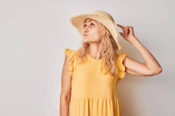 Yazın Sarı Elbiseli Zeki Olgun Bir Kadının Portresi Kafa Karıştırıcı — Stok fotoğraf