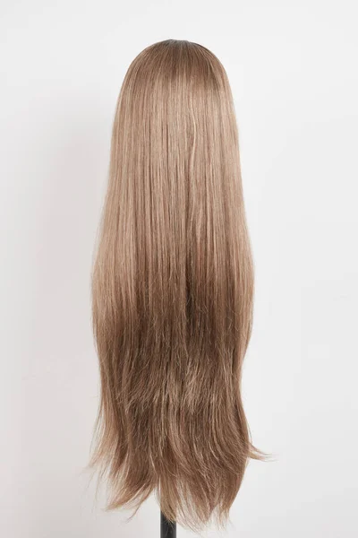 Naturalnie Wyglądająca Blond Peruka Białej Głowie Manekina Długie Jasne Włosy — Zdjęcie stockowe