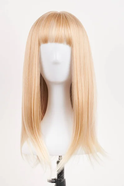 Naturalnie Wyglądająca Blond Peruka Białej Głowie Manekina Długie Włosy Plastikowym — Zdjęcie stockowe