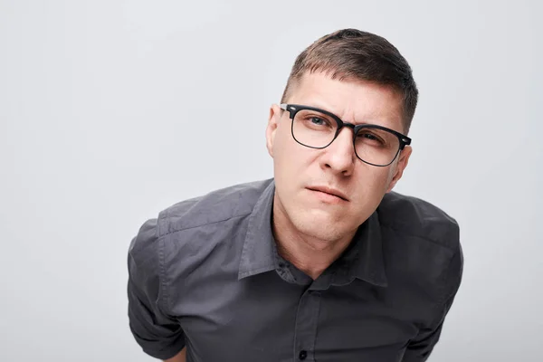 Gözlüklü Genç Erkek Portresi Beyaz Stüdyo Arka Planında Izole Edilmiş — Stok fotoğraf