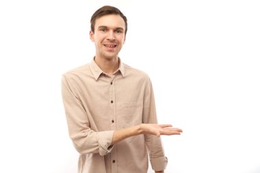 Elinde bir şey tutan beyaz bir adamın portresi, ürününü gösteriyor, beyaz stüdyo arka planında izole edilmiş bir şekilde gülümsüyor.