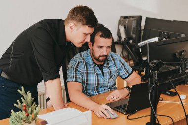 Çeşitli ofislerde bilgisayar üzerinde çalışan iki profesyonel erkek programcının portresi. Modern bilişim teknolojileri, yapay zekanın geliştirilmesi, programlar, uygulamalar ve video oyunları konsepti
