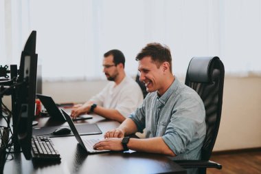 Çeşitli ofislerde bilgisayar üzerinde çalışan iki profesyonel erkek programcının portresi. Modern bilişim teknolojileri, yapay zekanın geliştirilmesi, programlar, uygulamalar ve video oyunları konsepti
