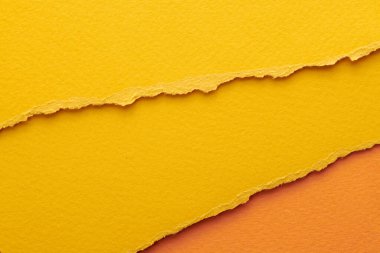 Yırtık kenarlı kağıt parçalarından sanat kolajı. Yapışkan notlar, sarı turuncu renkler, not defteri sayfaları. Soyut arka gruplandırma