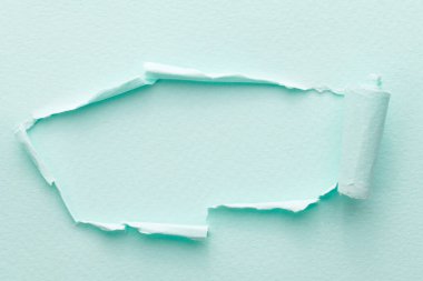 Yırtık kenarlı yırtık kağıt çerçevesi. Metni kopyalamak için pencere mavi renkler, not defteri sayfalarının parçaları. Soyut arka gruplandırma