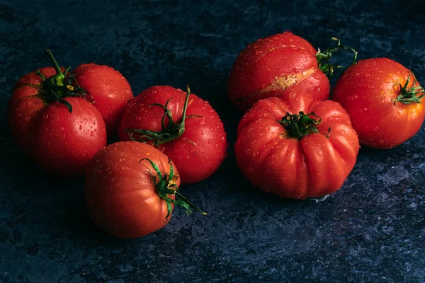Tomates Rouges Fraîches Isolées Sur Fond Noir Légumes Bio Récolte — Photo