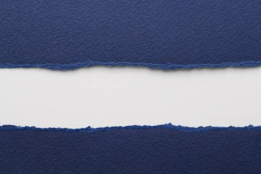 Yırtık kenarlı kağıt parçalarından sanat kolajı. Yapışkan notlar mavi beyaz renkler topluyor, defter sayfalarının parçalarını. Soyut arka gruplandırma