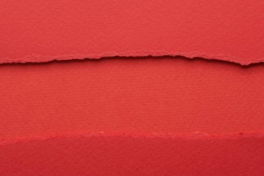 Yırtık kenarlı kağıt parçalarından sanat kolajı. Yapışkan notlar, kırmızı renkler, defter sayfalarının parçalarını topluyor. Soyut arka gruplandırma