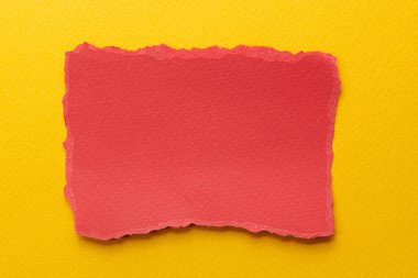 Yırtık kenarlı kağıt parçalarından sanat kolajı. Yapışkan notlar, sarı kırmızı renkler, defter sayfaları. Soyut arka gruplandırma