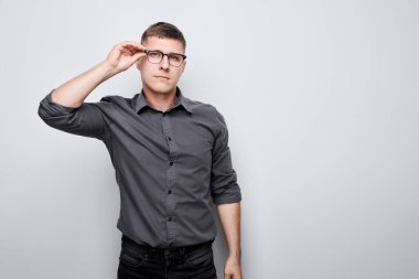 Gömlekli zeki adamın portresi, şüphelerin beyaz stüdyo arka planında kopya alanı ile izole edildiğini düşünüyor.