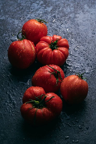 Tomates Vermelhos Frescos Isolados Sobre Fundo Preto Produtos Hortícolas Ecológicos — Fotografia de Stock
