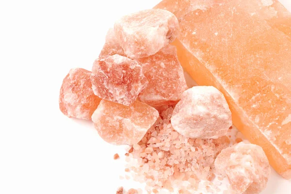 碎屑的喜马拉雅山盐石 水晶和碎块的天然粉红盐 在白色背景下隔离 — 图库照片