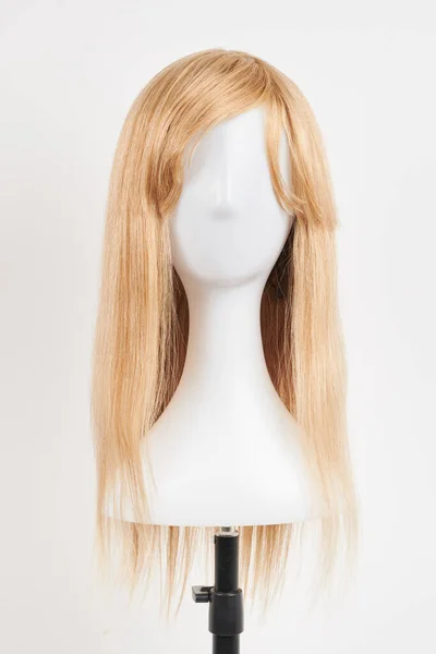 Natuurlijk Uitziende Blonde Pruik Witte Mannequin Hoofd Lang Haar Plastic — Stockfoto