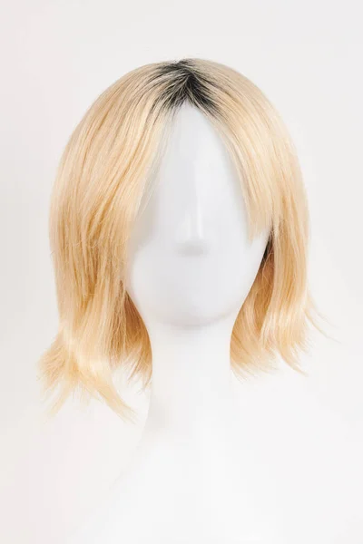 자연적인 금발의 공정한 화이트 마네킹 플라스틱 홀더에 머리카락을 — 스톡 사진