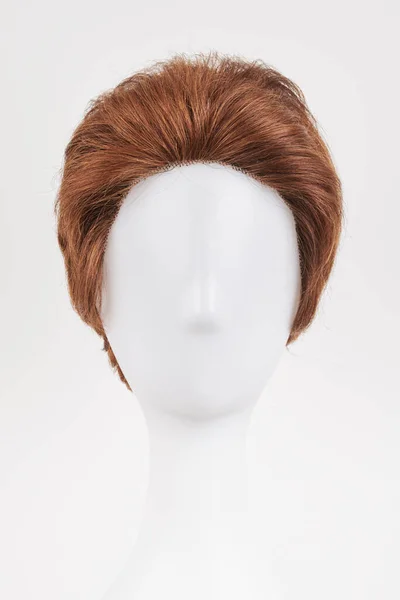 Přirozeně Vypadající Tmavá Brunetová Paruka Bílé Figuríně Krátké Hnědé Vlasy — Stock fotografie