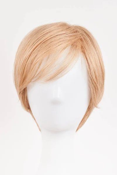 天然的金发碧眼的假发戴在白色的人体模特头上 塑料假发托架上剪短头发 白色背景隔离 — 图库照片