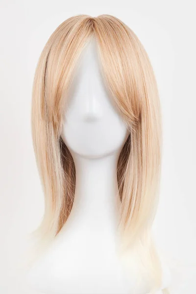 Φυσική Ξανθιά Περούκα Λευκό Κεφάλι Μανεκέν Μακριά Μαλλιά Στην Πλαστική — Φωτογραφία Αρχείου