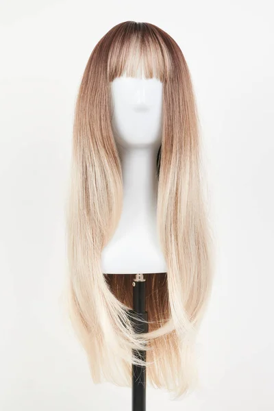 Přirozeně Vypadající Blonďatá Paruka Bílé Figuríně Dlouhé Vlasy Plastové Držák — Stock fotografie