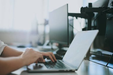 Yakın çekim programcılarının elleri bilgisayarda çalışıyor. Modern bilişim teknolojileri, yapay zekanın geliştirilmesi, programlar, uygulamalar ve video oyunları konsepti