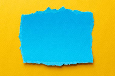 Yırtık kenarlı kağıt parçalarından sanat kolajı. Yapışkan notlar, sarı mavi renkler, defter sayfaları. Soyut arka gruplandırma