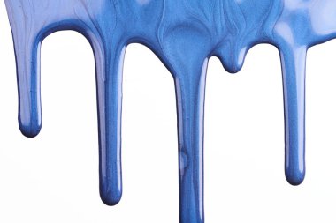 Akrilik boya lekesi, kaotik fırça darbesi, beyaz kağıt üzerinde akan nokta. Yaratıcı mavi arkaplan, akışkan ar