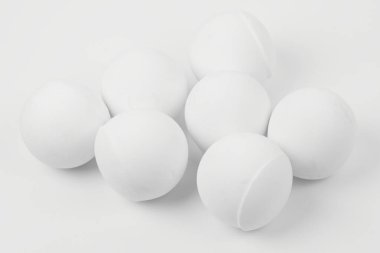 Beyaz arka planda izole edilmiş sauna taşları. Doğal mineral kaya, seramik toplar, imparatorluk porselenleri.