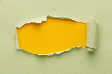 Yırtık kenarlı yırtık kağıt çerçevesi. Kopya alanı sarı yeşil renkli metin penceresi, not defteri sayfalarının parçaları. Soyut arka gruplandırma