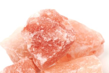 Himalaya tuz taşı bloğu, beyaz arka planda izole edilmiş doğal pembe tuz kristali