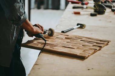 Marangoz marangozluk atölyesinde ahşapla çalışır. Adam profesyonel olarak ahşap işi yapıyor.