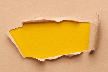 Yırtık kenarlı yırtık kağıt çerçevesi. Kopya alanı sarı bej renkli metin penceresi, not defteri sayfalarının parçaları. Soyut arka gruplandırma