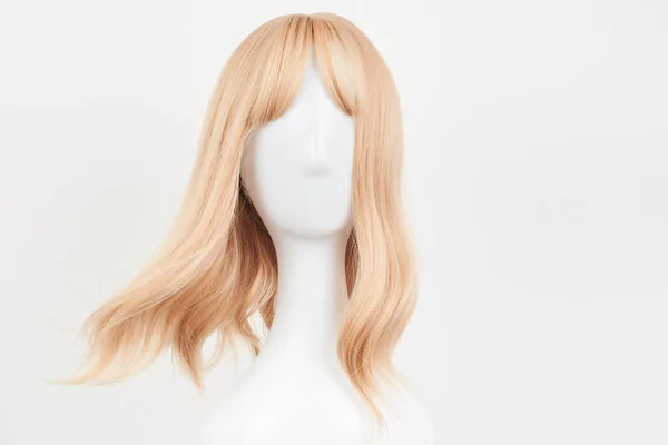 Natürlich Aussehende Blonde Perücke Auf Weißem Schaufensterpuppenkopf Mittellanger Haarschnitt Auf — Stockfoto