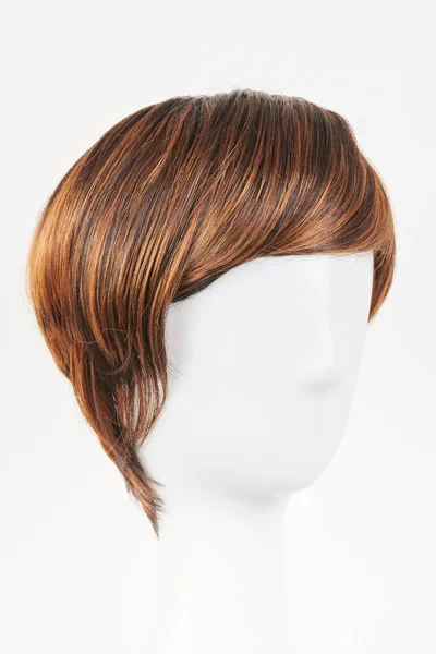 Natürliche Dunkelbraune Perücke Auf Weißem Schaufensterpuppenkopf Kurze Braune Haare Perückenhalter — Stockfoto