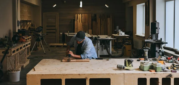 木匠在木工车间用木料干活 专业从事木工活的人 — 图库照片