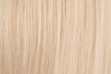 Parlak saçların yakın plan görüntüsü, sarı bukleli saçlar.