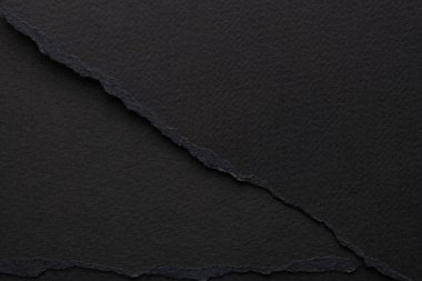 Yırtık kenarlı kağıt parçalarından sanat kolajı. Yapışkan notlar siyah renkler, defter sayfalarının parçalarını topluyor. Soyut arka gruplandırma