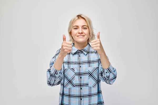 Portret Młodej Blondynki Luźnej Odzieży Uśmiechającej Się Radośnie Pokazującej Kciuki — Zdjęcie stockowe