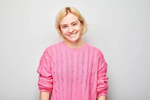 Portret Kaukasische Jonge Blonde Vrouw Lachend Vrolijk Geïsoleerd Witte Studio — Stockfoto