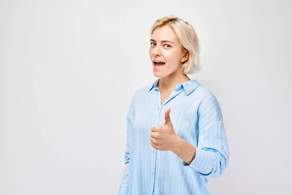 Portret Młodej Blondynki Luźnej Odzieży Uśmiechającej Się Radośnie Pokazującej Kciuki — Zdjęcie stockowe