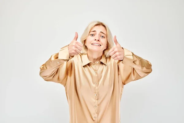 Retrato Una Joven Rubia Vestida Con Ropa Casual Sonriendo Alegremente —  Fotos de Stock