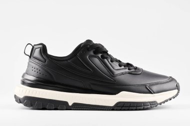 Bir siyah deri erkek ayakkabısı beyaz arka planda izole edilmiş, fotokopi alanı var, yakın plan.