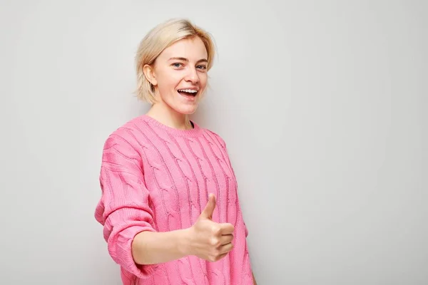 Portret Van Jonge Blonde Vrouw Roze Trui Lachend Vrolijk Duimen — Stockfoto