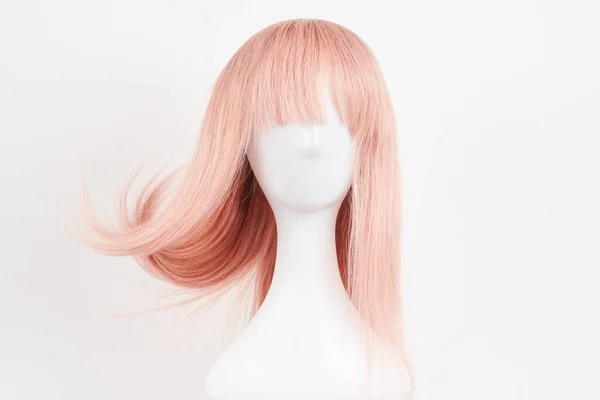 天然的粉色金发假发戴在白色的人体模特头上 塑料假发架上的长发 白色背景隔离 — 图库照片