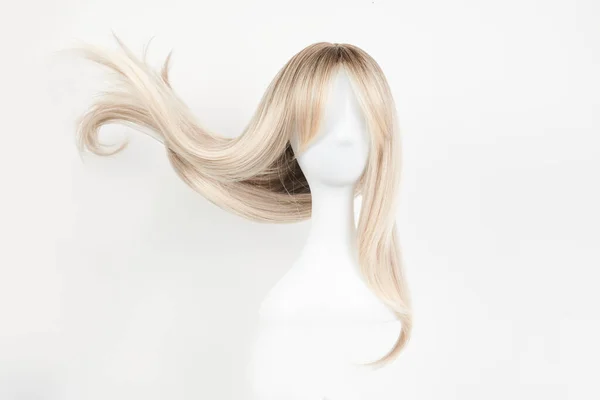 Φυσική Ξανθιά Περούκα Λευκό Κεφάλι Μανεκέν Μακριά Μαλλιά Στην Πλαστική — Φωτογραφία Αρχείου