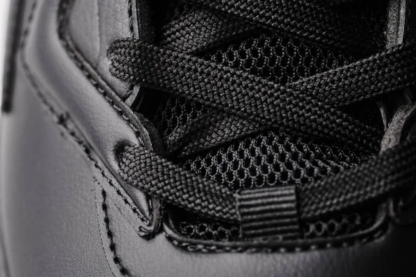 Ένα Μαύρο Δερμάτινο Ανδρικό Sneaker Close Λεπτομέρειες — Φωτογραφία Αρχείου